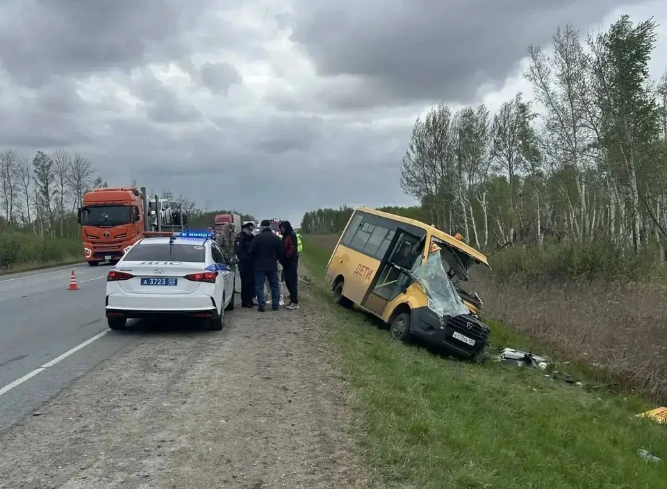 У микроавтобуса разбита вся передняя часть. Фото: УМВД по Омской области