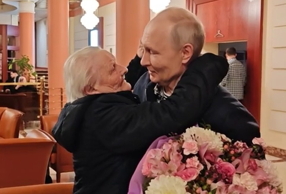 Подарил цветы и подвез на «Аурусе» до Кремля: Владимир Путин посвятил вечер одной из главных женщин в своей жизни