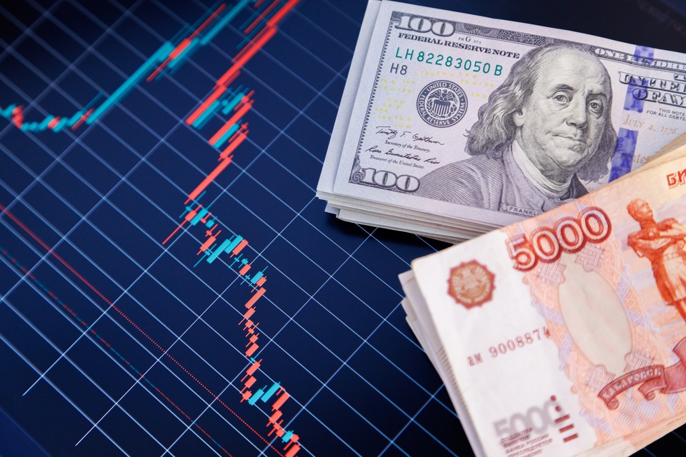 За доллар дают меньше 75 рублей. Пора ли покупать валюту