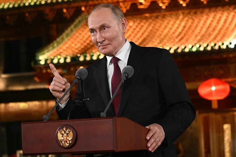 Путин и Си Цзиньпин встретились на центральной площади Пекина