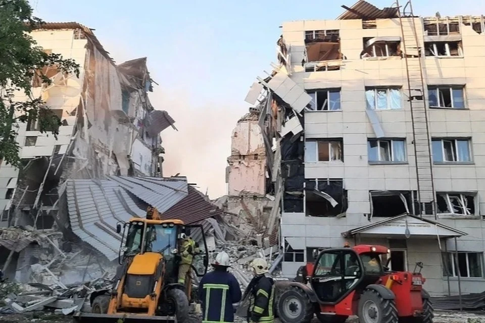 Спасатели извлекли тело погибшего из-под завалов общежития колледжа в ЛНР. Фото: АГ ЛНР