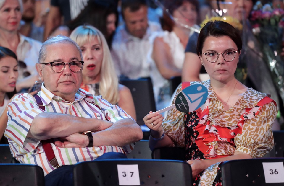 Брухунова оставила 80-летнего мужа и уехала из России