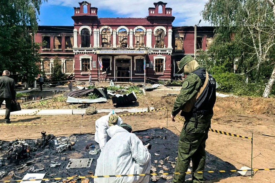 Обломки вражеских дронов и слезы матерей: Что увидели иностранные журналисты в атакованном ВСУ Старобельске
