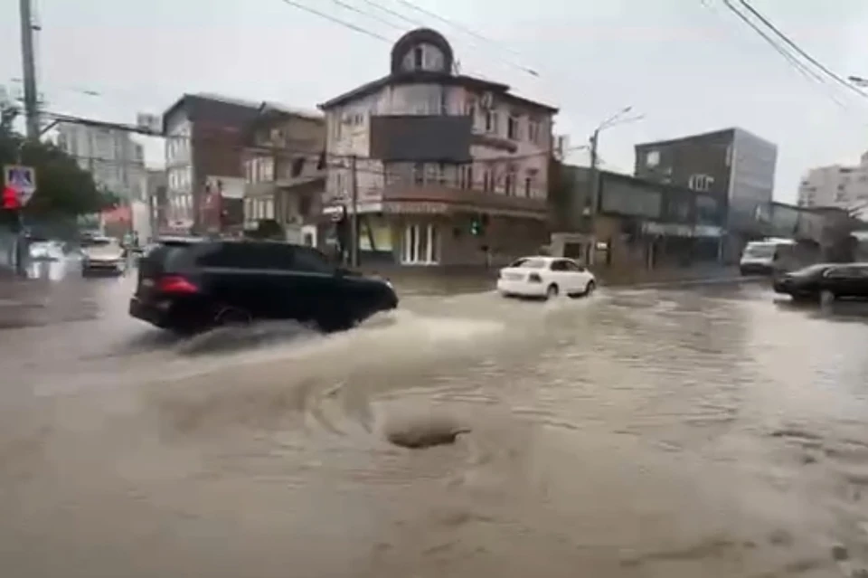 Коммунальщики чистили ливневки всю ночь. Фото: стоп-кадр видео администрации Махачкалы