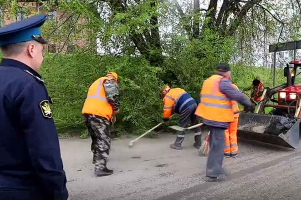 Сейчас на благоустройстве Барнаула заняты 73 должника. Скриншот видео ГУФССП по Алтайскому краю
