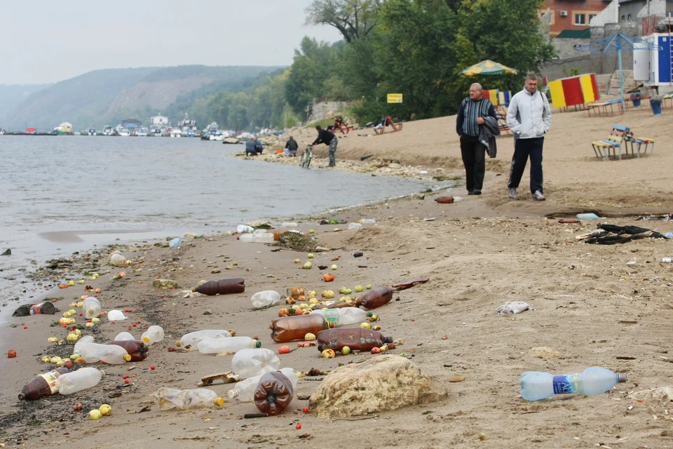 Жители пожаловались на свалку на берегу