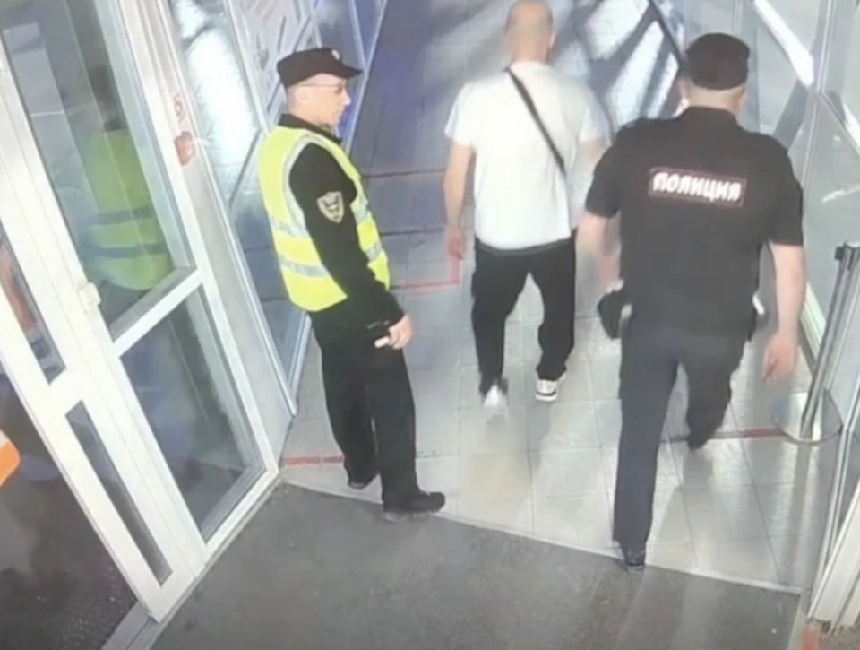 Мужчина отказался пристегнуть ремень в самолете и обругал бортпроводников / Фото: Управление на транспорта МВД по УрФо