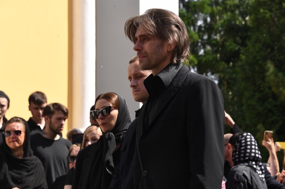 Чернышев привез семилетнюю дочь на могилу Заворотнюк: Мила прислонилась к кресту и послала маме воздушный поцелуй