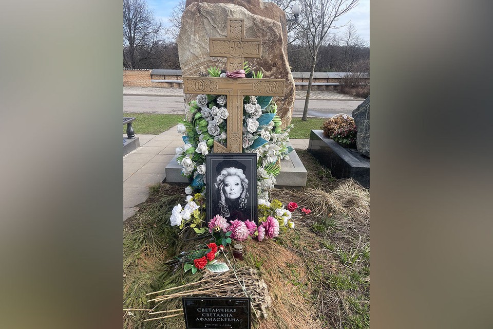На могиле Светланы Светличной начали установку памятника: После скандала родня актрисы ускорила процесс