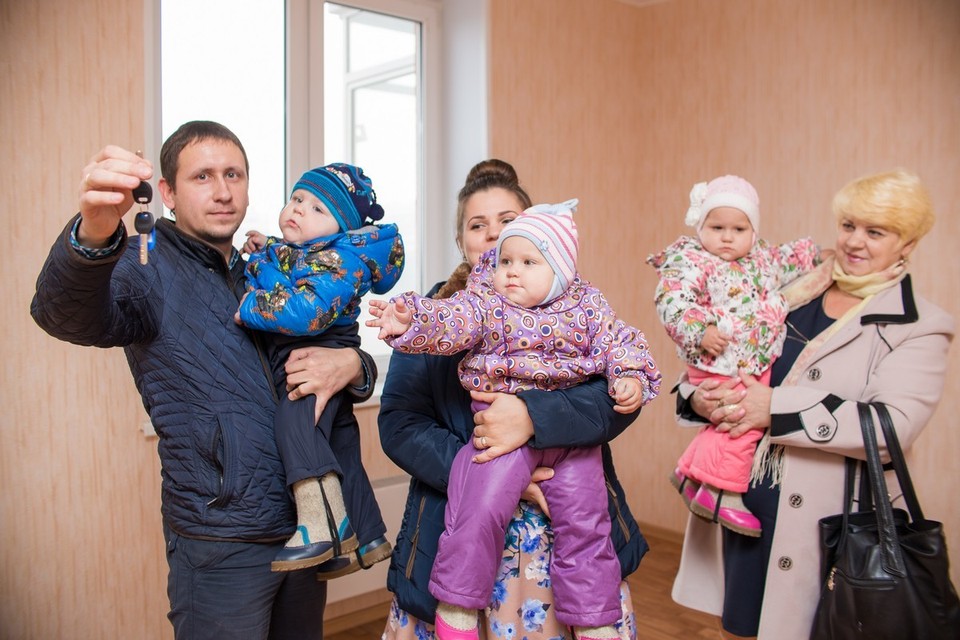Многодетным хотят платить по 450 тысяч рублей за каждого ребенка на погашение ипотеки: повысит ли это рождаемость