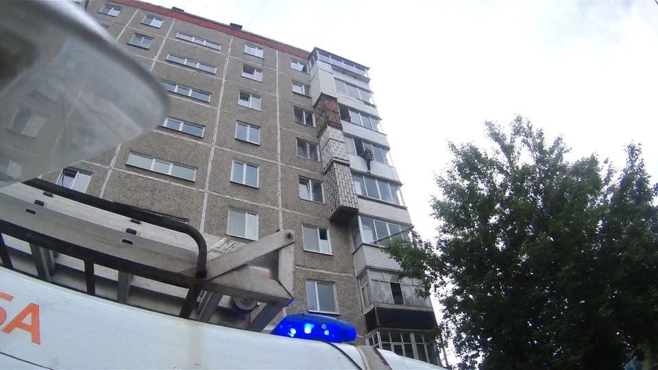 Мужчина перелез через перила балкона и стоял по ту сторону ограждения на высоком этаже. Фото: Виталий Юрьев.