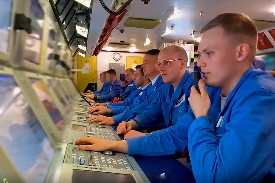 Главком ВМФ России поздравил моряков Северного флота под льдами Арктики
