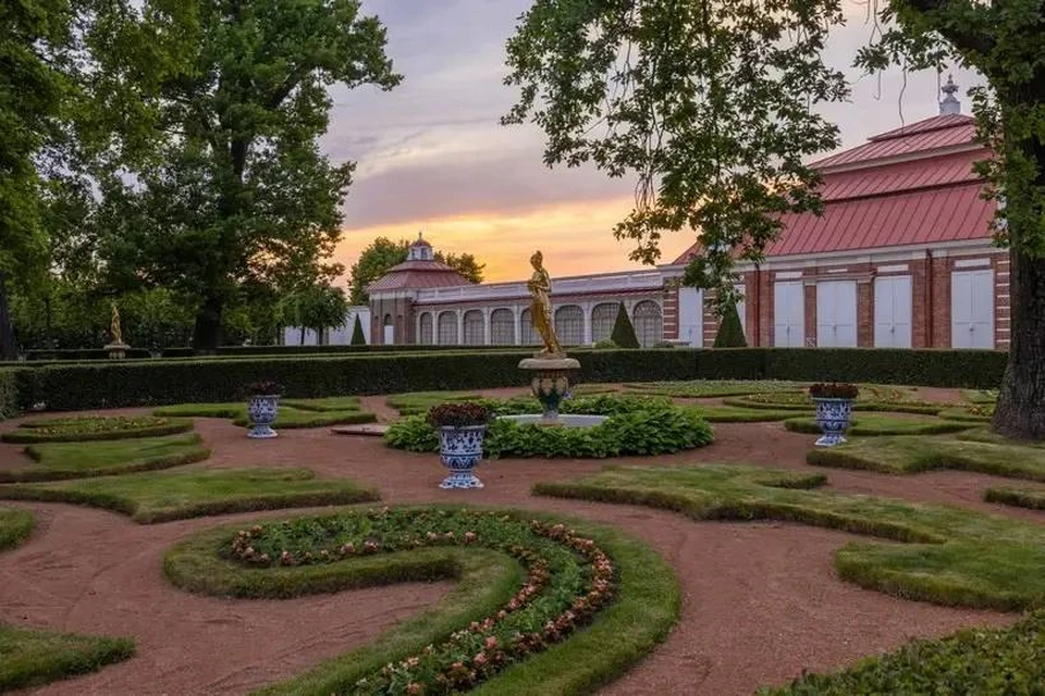 «Монплезир» стоит прямо у воды на берегу Финского залива. Фото: ГМЗ «Петергоф»