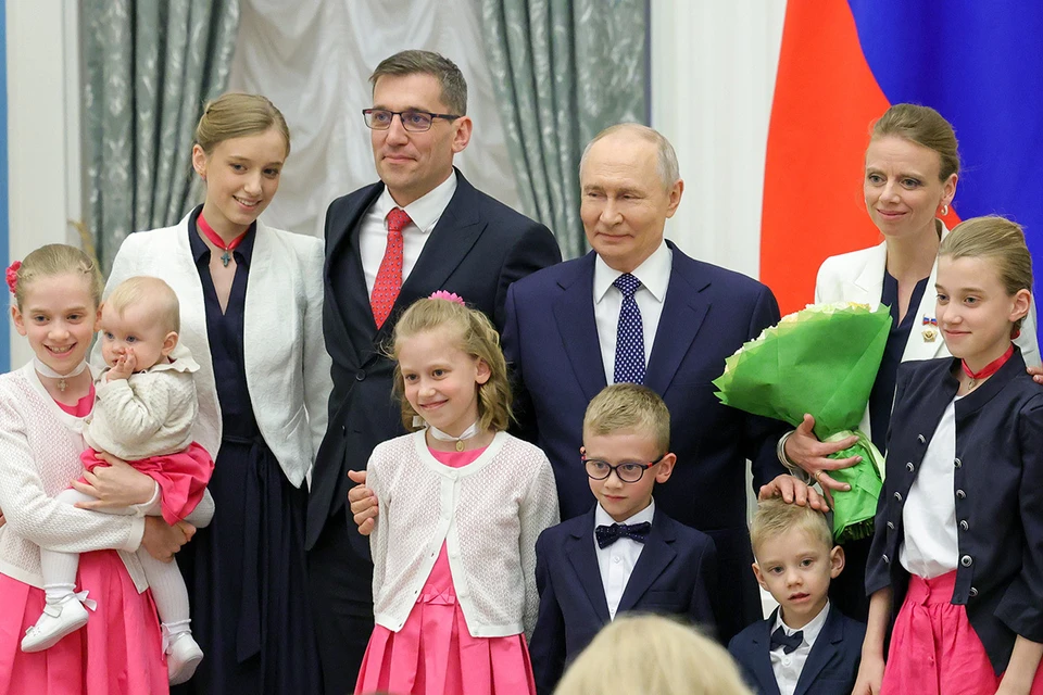 Владимир Путин и семья Сорлин в Екатерининском зале Кремля во время вручения Изабель Сорлин ордена "Мать-героиня". Фото: Артем Геодакян/ТАСС