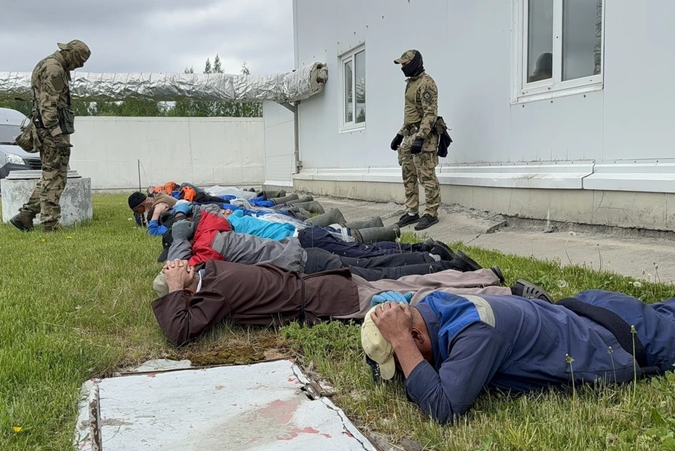 В рыбных цехах работали 42 мигранта, 12 из них - нелегально. Фото: пресс-группа УМВД по Екатеринбургу