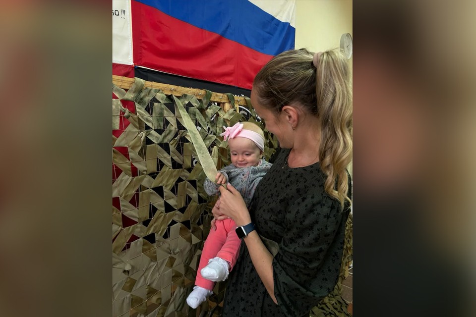 Позывной – «Карманный генерал»: в Перми двухлетняя малышка помогает плести сети для бойцов СВО