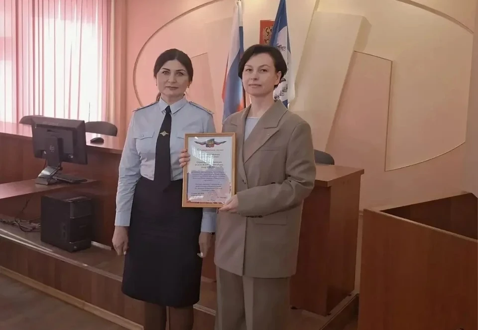 Заместитель начальника полиции города вручила благодарственное письмо представителю банка Фото: МВД Иркутской области