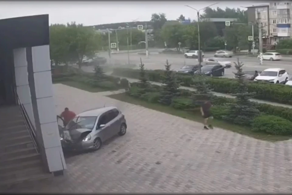 Водителю стало плохо за рулем, и он влетел в стену. Фото: стоп-кадр видео группы Управления ГИБДД ГУ МВД России по Красноярскому краю