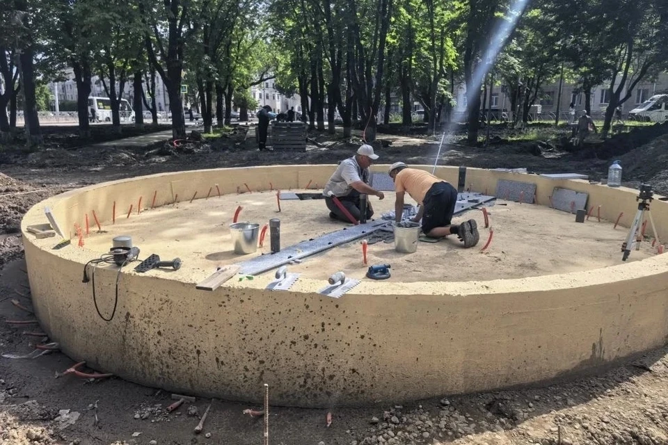 Фонтан у лицея №8 в Ставрополе начали облицовывать плиткой. Фото: администрация Ставрополя