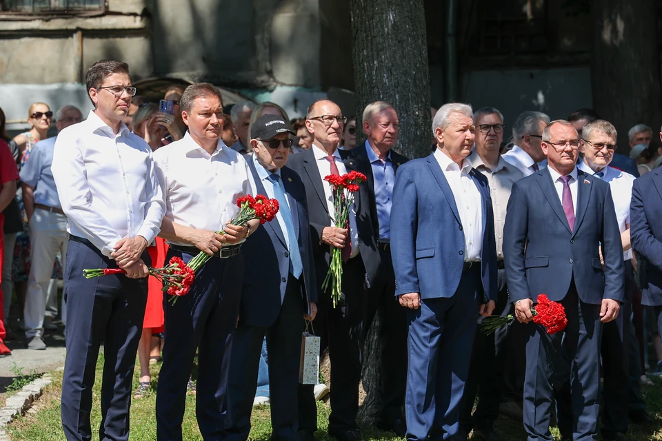 Евгений Чинцов принял участие в церемонии открытия памятника академику, основателю Института прикладной физики РАН Андрею Гапонову-Грехову. ФОТО: Дума Нижнего Новгорода.