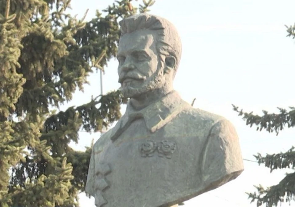 Памятник Михаилу Фрунзе давно нуждается в ремонте.