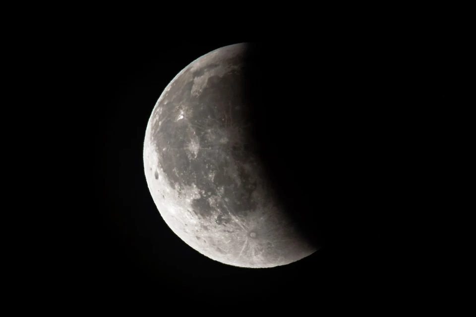 Старая убывающая луна взойдет в 02:44, а Марс появится в 03:10 правее и ниже нее.