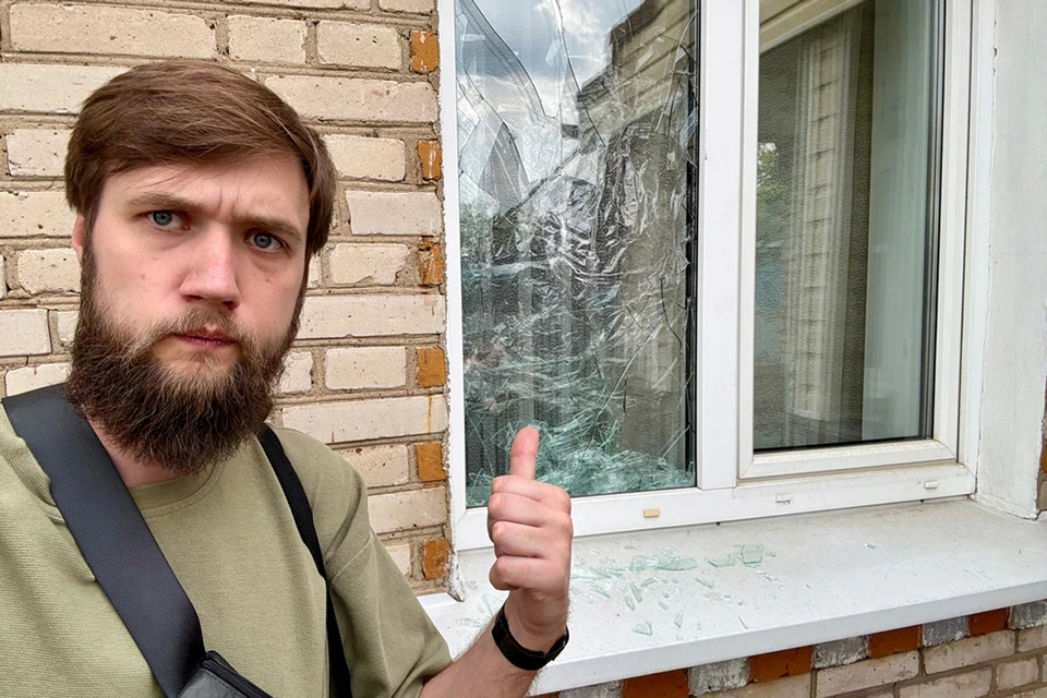 Корреспондент «КП» у разбитого окна: оно разлетелось накануне нашего приезда.