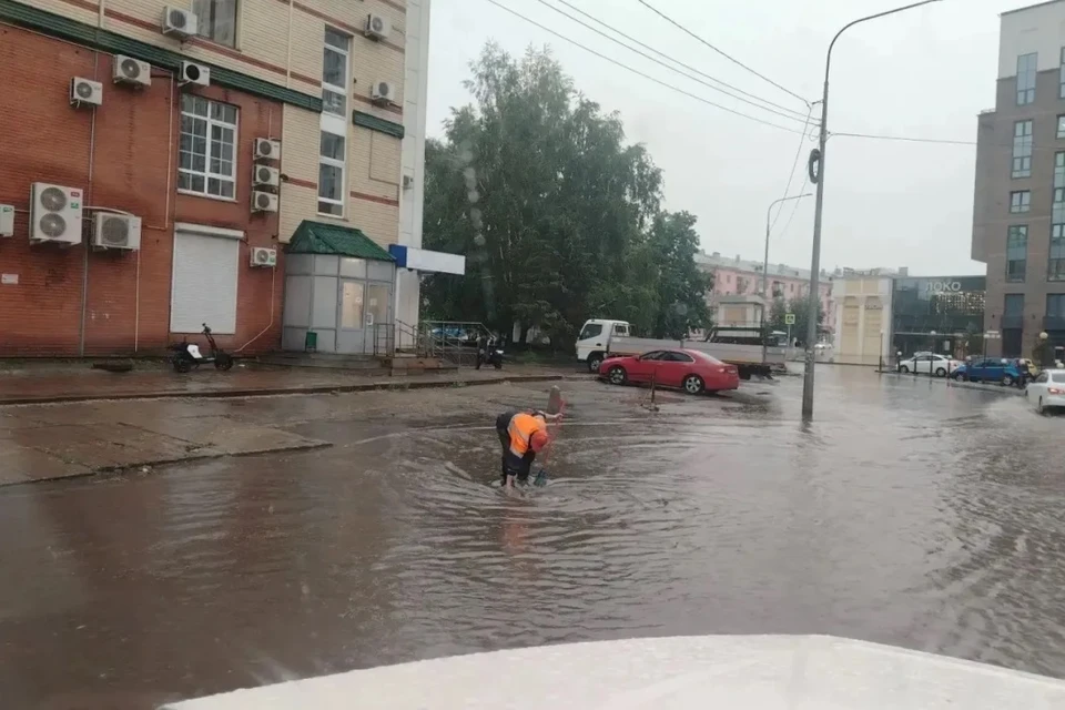 На улицах местами были подтопления