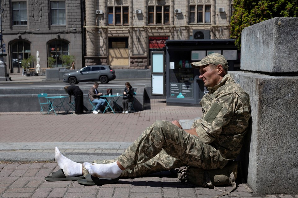 Что происходит на Украине: в ВСУ растет возмущение, Киев заполняется мигрантами, а простые люди вышли с лопатами против автоматов