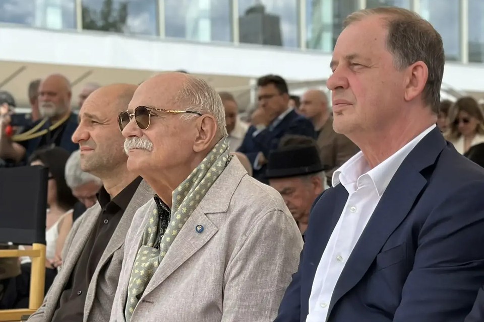 Никита Михалков появился на открытии памятника Балабанову в Екатеринбурге