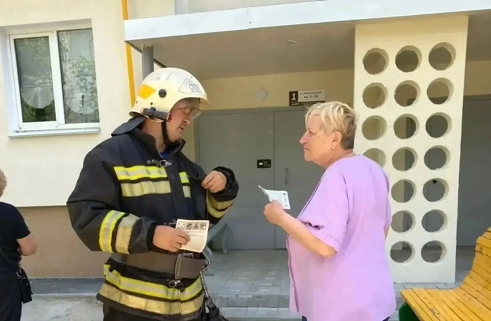 Жильцов эвакуировали на улицу. Фото: ГУ МЧС по ВО.
