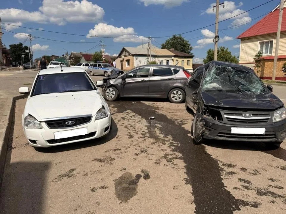 Пассажира «Гранты» 2005 года рождения и пассажирку Hyundai Solaris 1972 года рождения доставили в больницу
