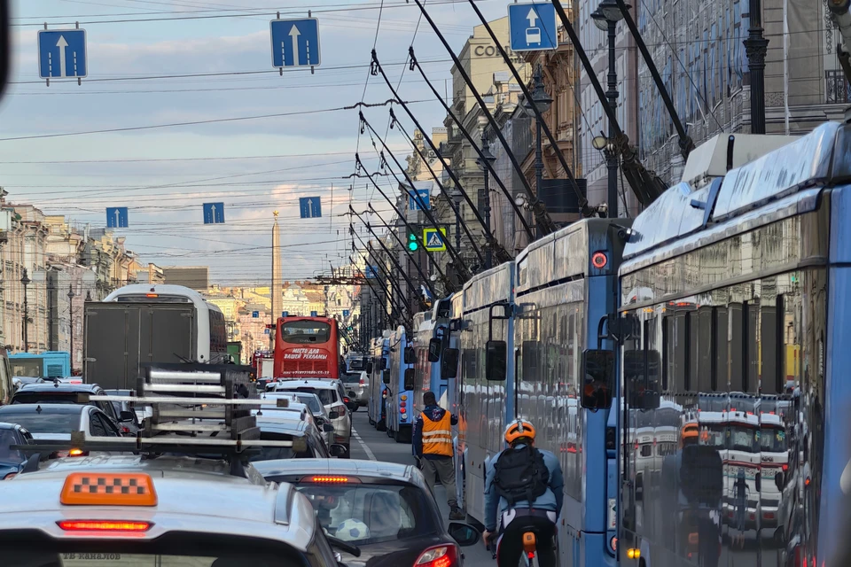 Движение также полностью перекрыто на участке КАД между ЗСД и Новосельем.