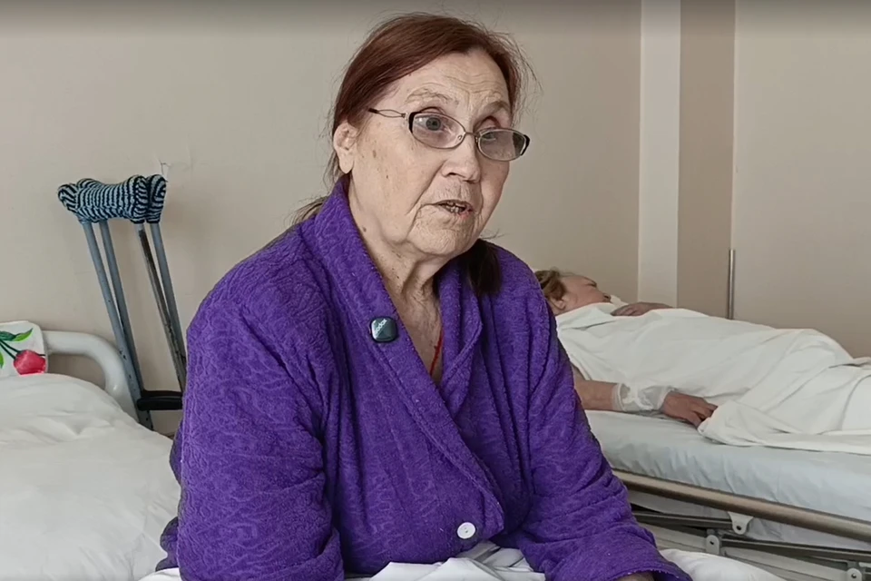 Галина благодарит врачей за такую важную операцию. Фото: пресс-служба Челябинской областной клинической больницы.