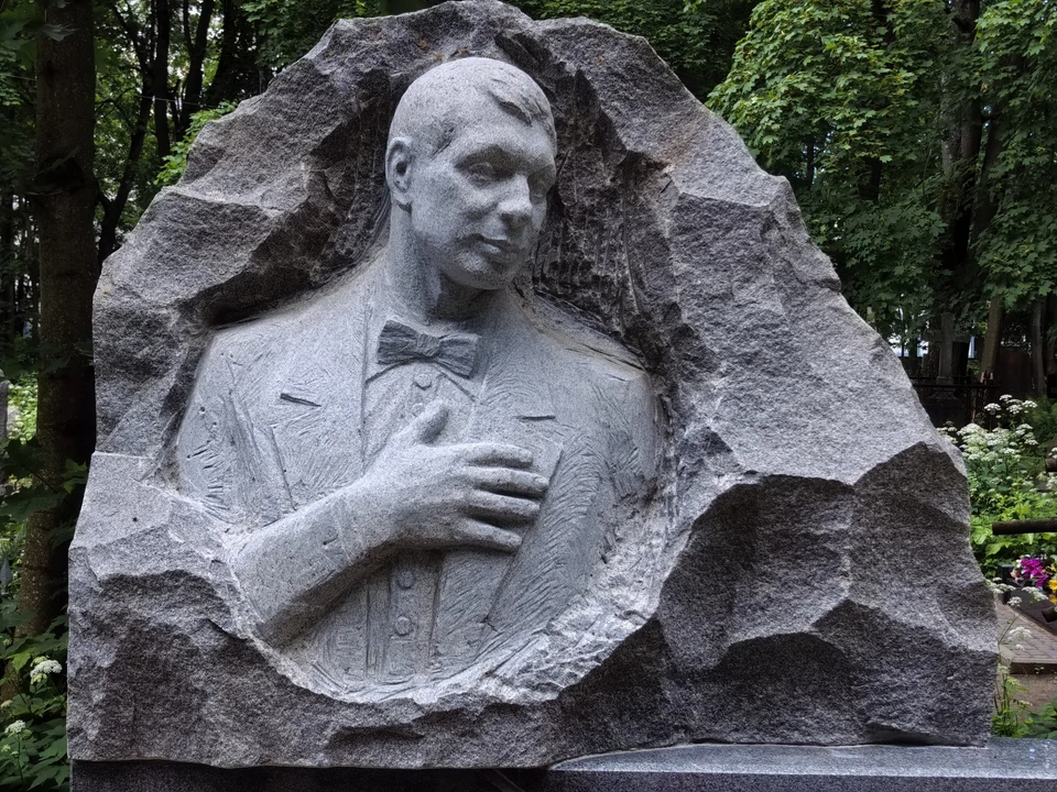 Памятник вернули на могилу Эдуарда Хиля.