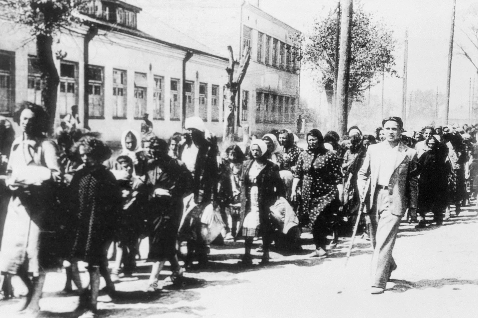 1941 год, Литва. Местный коллаборационист конвоирует колонну еврейских жителей. Фото: Репродукция ТАСС
