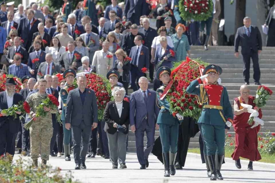 Первые лица Петербурга возложили цветы у монумента "Мать-Родина" на Пискаревском кладбище. Фото: Смольный