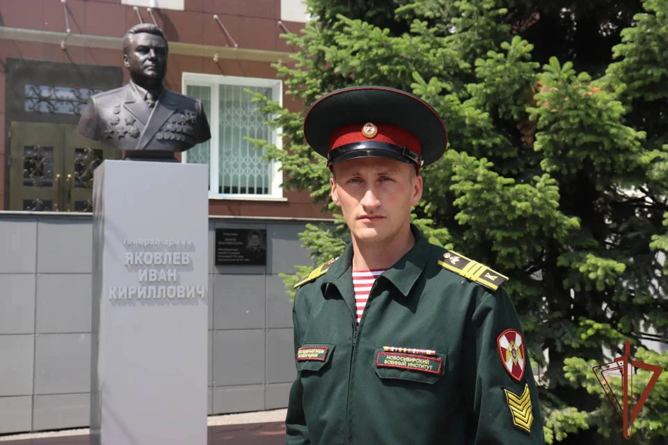 До приезда скорой он контролировал состояние пострадавшего. Фото: пресс-служба Управления Росгвардии по СФО.
