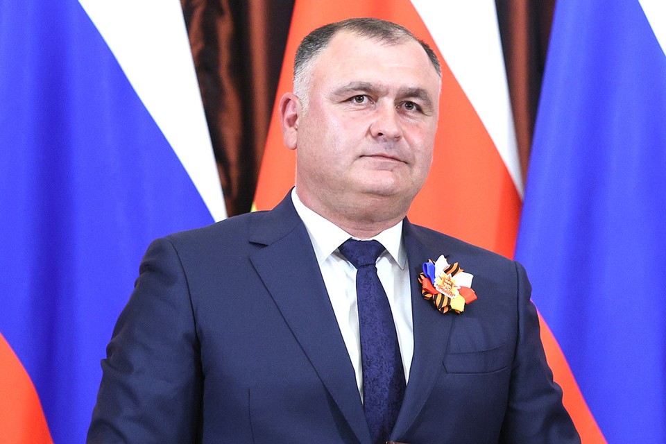 Впервые в истории президент отказался от поста, чтобы стать помощником президента: Глава Южной Осетии Алан Гаглоев сложил с себя полномочия
