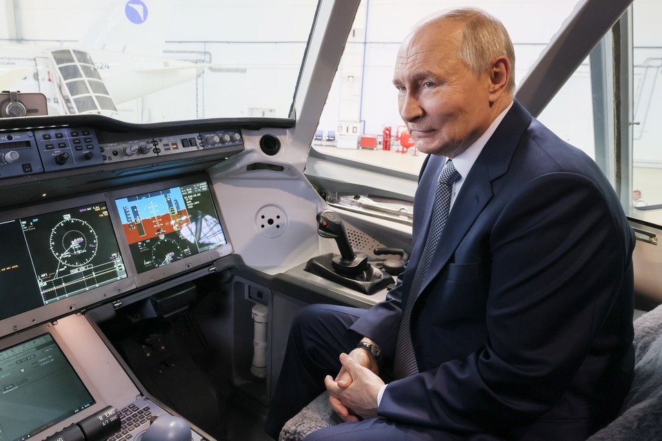 Путин объяснил, почему работа над новыми российскими самолетами шла так долго: президент осмотрел три новых лайнера