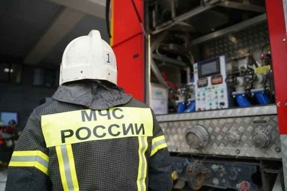 На место оперативно приехали пожарные.