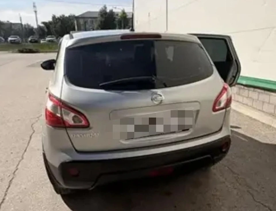 Автомобилистка не заметила на парковке подростка и наехала на него.