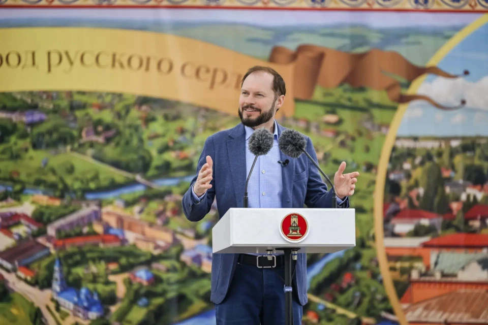 Виталий Королев на Дне Кашина наградил отличившихся добровольцев. Фото: канал в MAX главы Тверской области Виталия Королева.