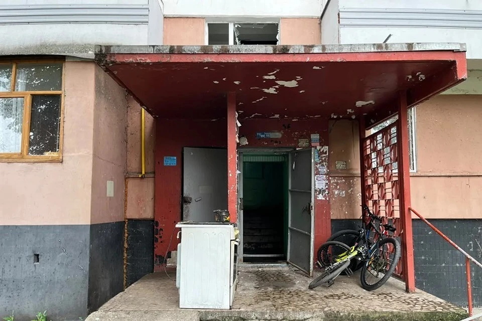 Двор начали очищать от осколков выбитых из окон стекол, наружу вынесли плиту из поврежденной квартиры. Фото: пресс-служба администрации Набережных Челнов