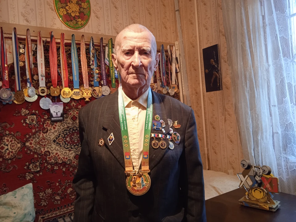 Дома у Николая Исакова копилка наград