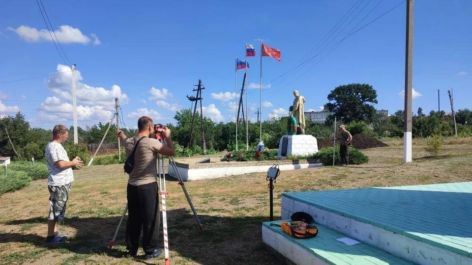 В Городище приступили к благоустройству мемориального комплекса. ФОТО: Администрация Перевальского МО ЛНР