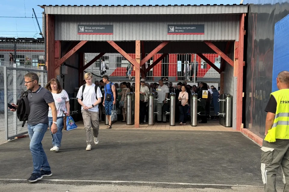 Пробки из пассажиров образовались на станции Рыбацкое и в метро утром 1 июля.