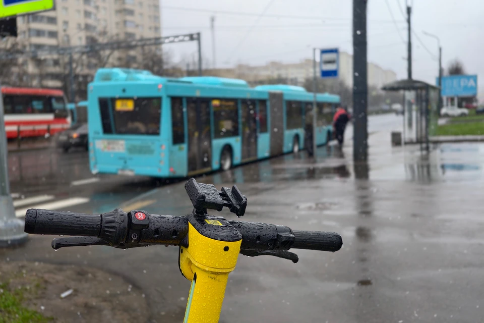 В Ростове подростки на самокате врезались в припаркованную машину.