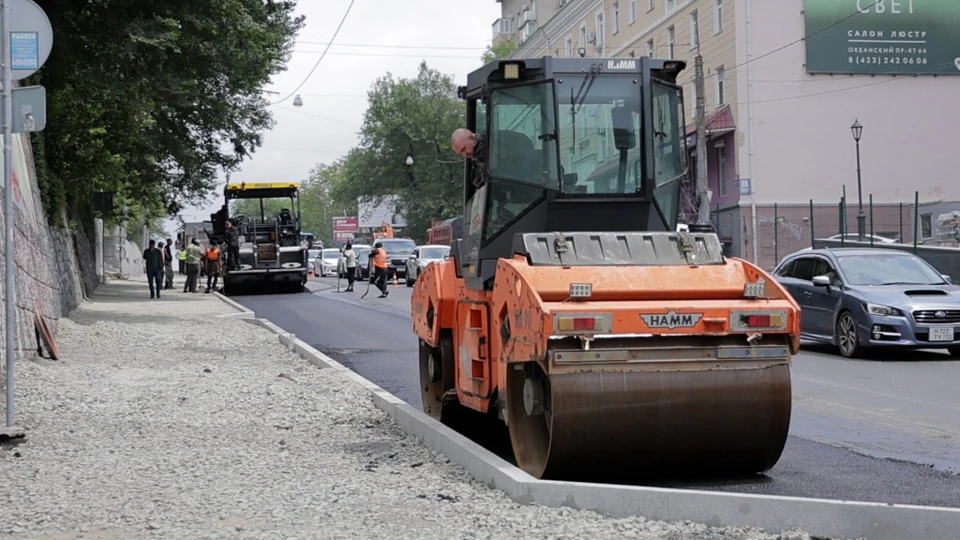 Сейчас дорожники укладывают первый, выравнивающий слой асфальта.