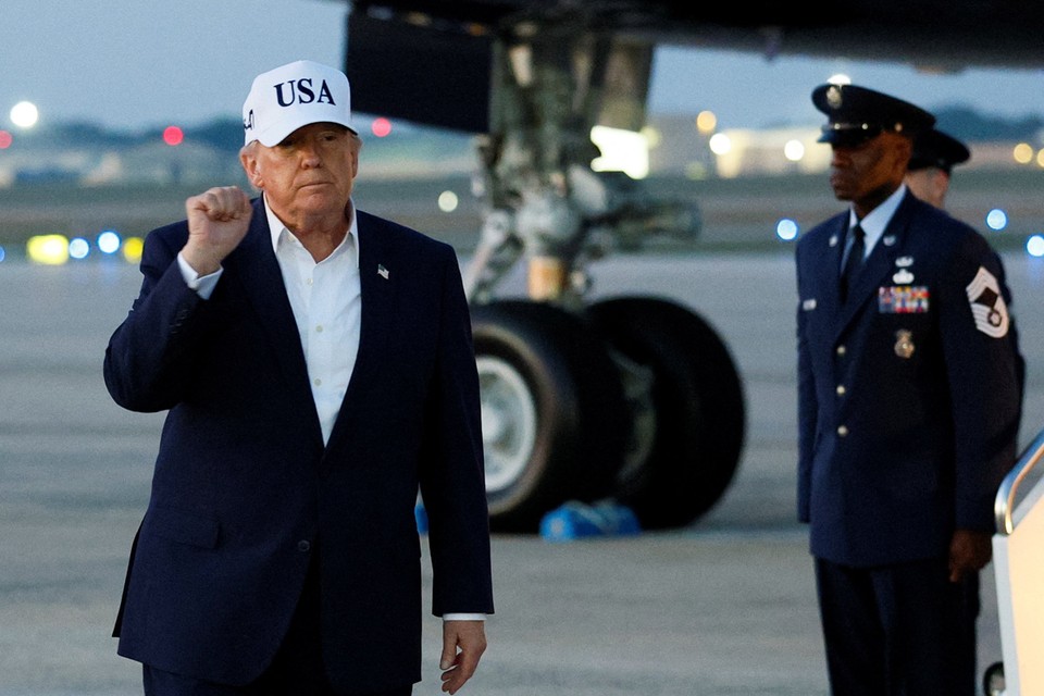 Массажные кресла и золото: Трамп пересел на скандальный борт номер один
